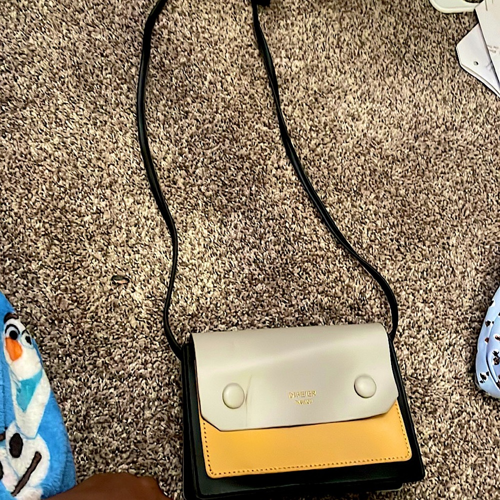 A DIFEIRT fashion purse